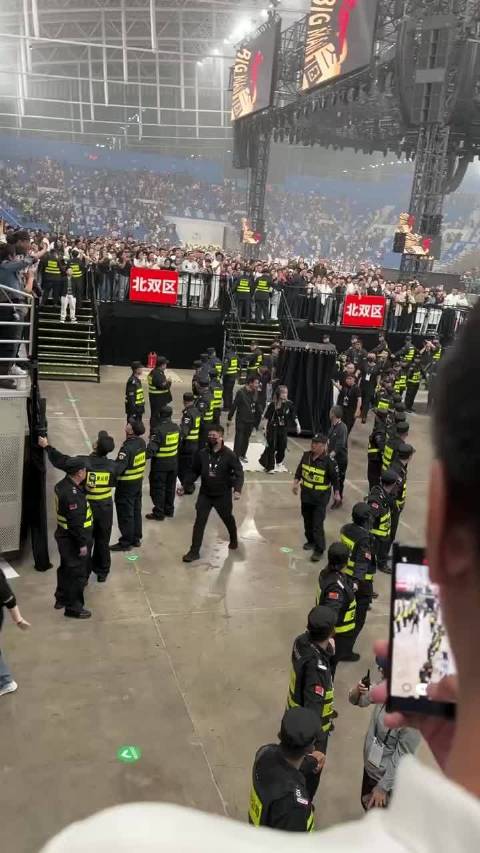 陈小春质疑参观动物被关笼中，称东北虎藏马熊不可怕