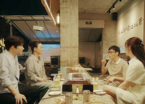 光是低头的眼神戏就已经感受到隐忍的恨意了…