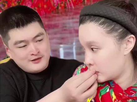 球球与牛牛手足情深，暖人心扉