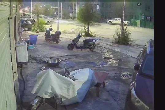 竟然还有熊出没 此时国家规定20码的电动车轻轻的碎了