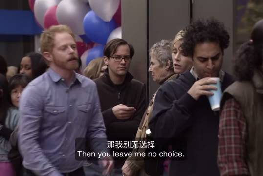 克莱尔一边说我不认识他一边掏米球的屁兜笑飞了 摩登家庭｜美剧
