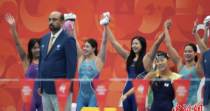 中国队获得亚运会女子4x100米混合泳接力金牌