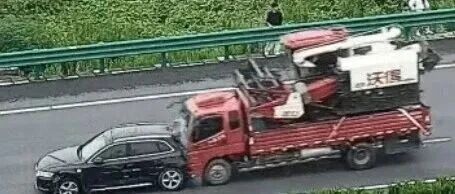 “你要不要命！”一家三口因车辆事故躲到高速护栏外，男子欲折返拿小孩外套，10秒后小车被撞飞，现场视频→