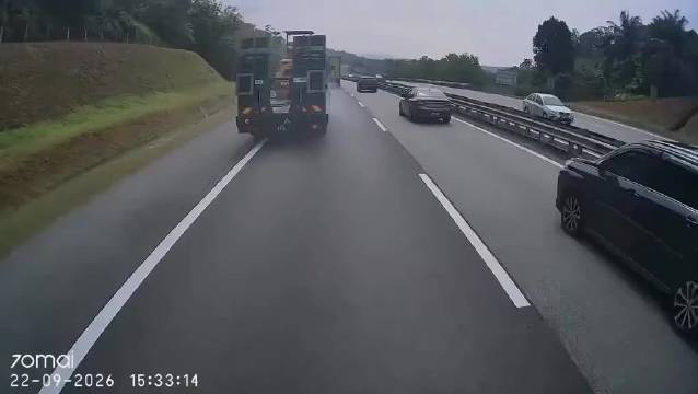马来西亚，货车的轮胎脱落，在道路疯狂奔跑，危险至极