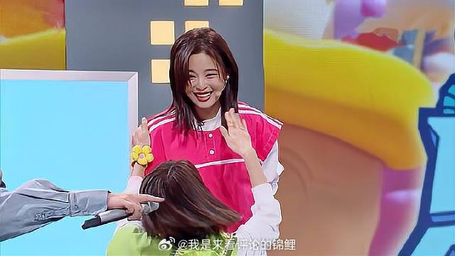 辛芷蕾被摸脸，秦岚急的想“抽她”，杨迪反应亮了！