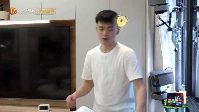 刚学会翻身的七月，郑思维说让七月撑住参观一下家里，这对吗老师