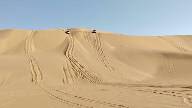 在纳米比亚乘越野车在三明治湾沙漠中参与惊险的冲沙活动