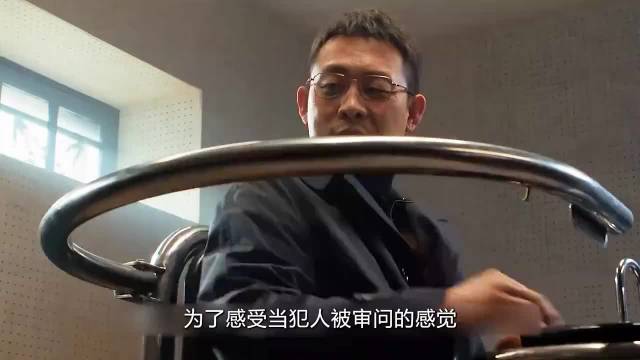 “男人好奇坐在审讯椅子上，这把自己锁住了”