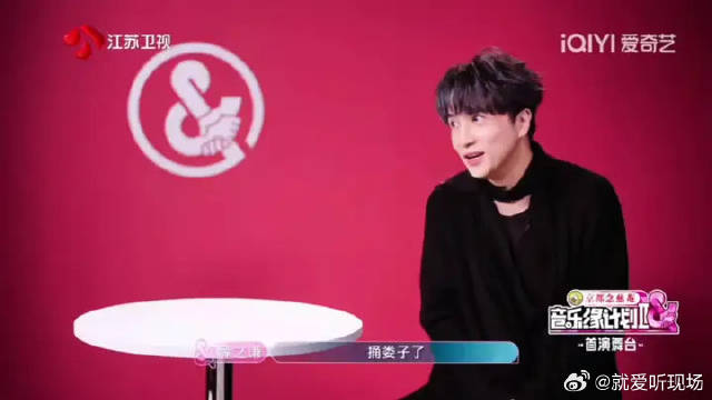 弯腰抖脖跟撇眼看提词