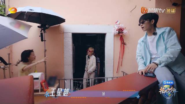 谁能料到在墨西哥接吻巷，看邓为王星越演起雄竞！…