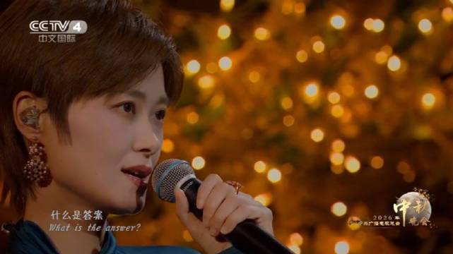 李宇春唱响莫怕莫怕，烟花屏幕映追梦身影