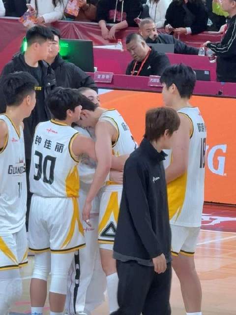 小杨舒予被姐姐一番话惹得眼眶泛泪