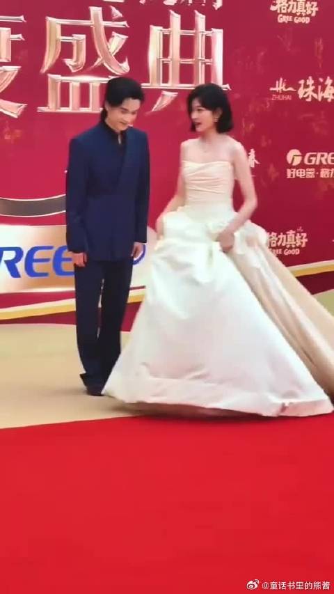 陈晓、孙千合体走红毯，穿的好像新郎和新娘！