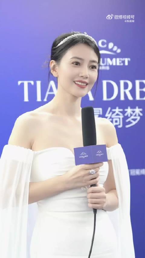 高圆圆亮相CHAUMET冠冕大展活动，白色低胸长裙优雅知性