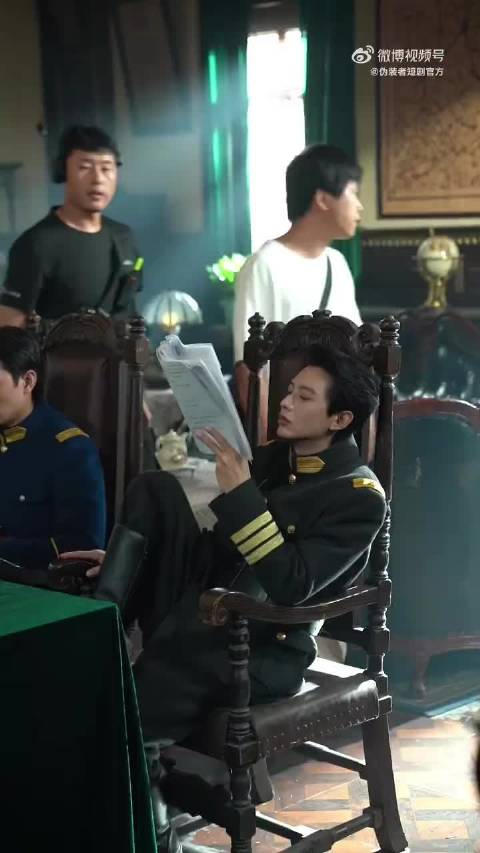 温润是表象，隐忍是底色， 何健麒演的青年明楼，藏尽乱世少年的家国重量…