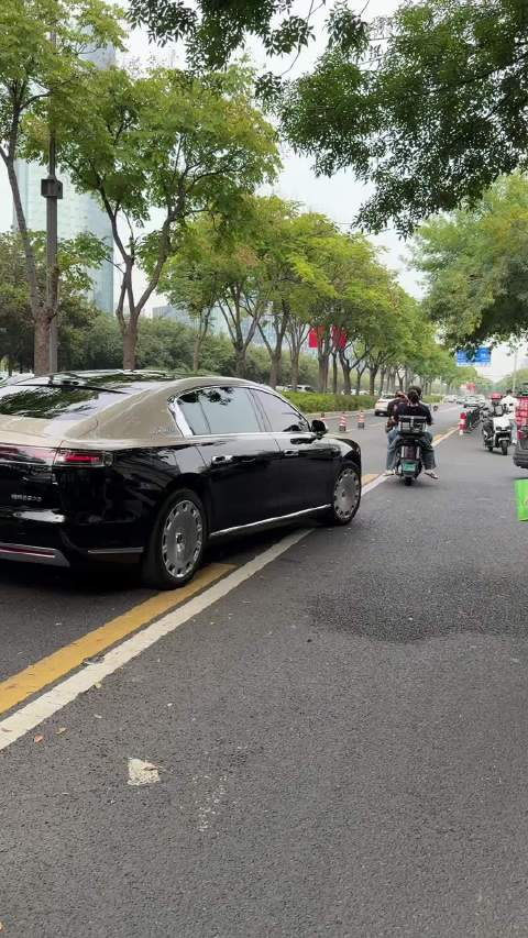路上遇到了尊界汽车，气场明显不一样，太尊了，让我的座驾黯然失色