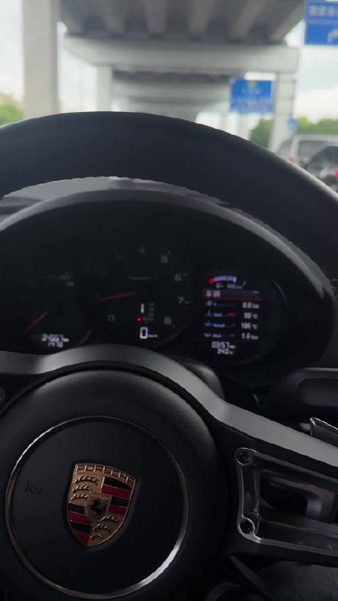 缘分到了，终于开着718遇到了718 ev测试车，开车到是个精神小伙