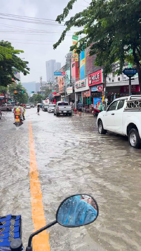电动汽车遇积水受阻，男子改乘摩托淌水淋雨