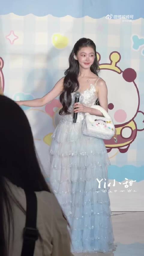 宋轶露肩蛋糕裙秀锁骨，曲线优雅惊艳网友