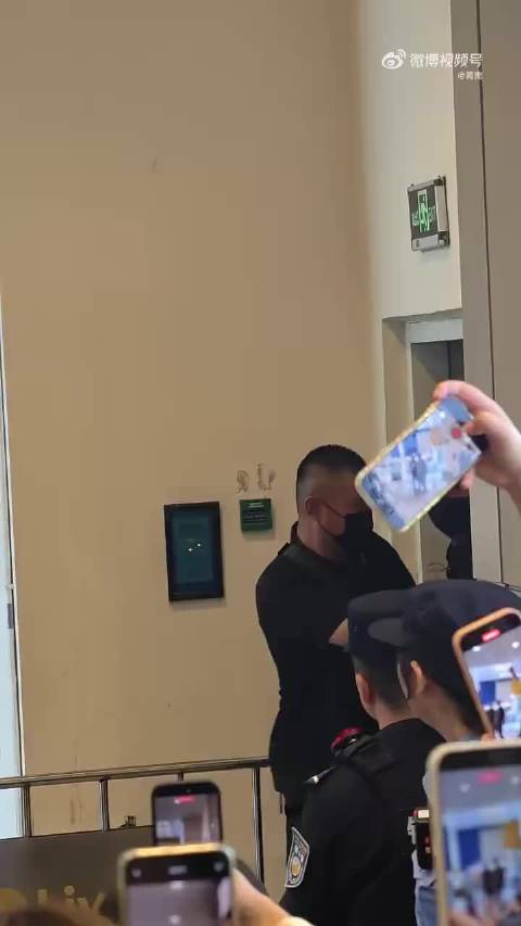 林一线下活动人气震撼，白色西装白马王子引轰动