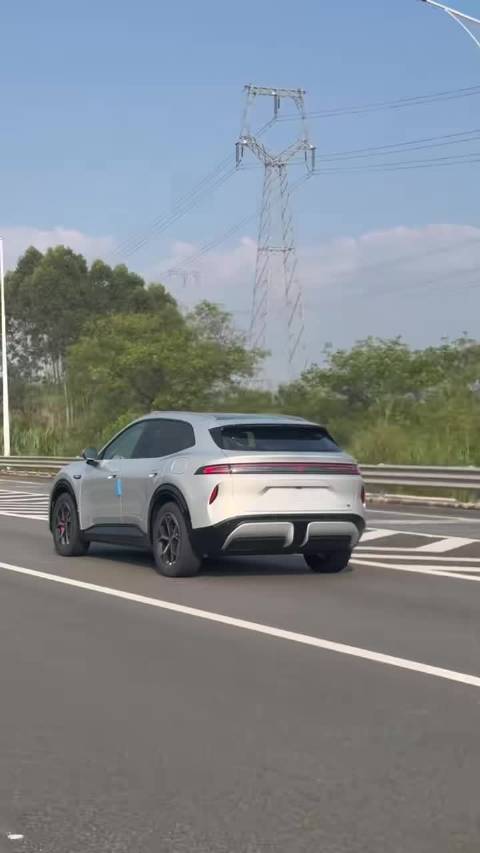 路上偶遇启源Q06这银色姿态你们打几分？启源Q06上市