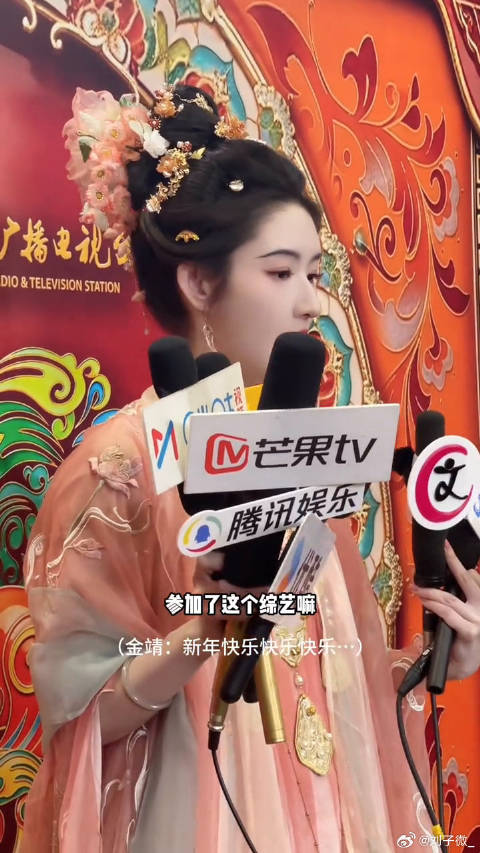 王玉雯和金靖两个人站在一起就是一台小品！
