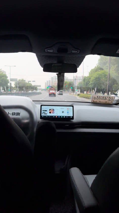 也是体验过无人驾驶的人了，萝卜快跑实际上感觉是萝卜散步