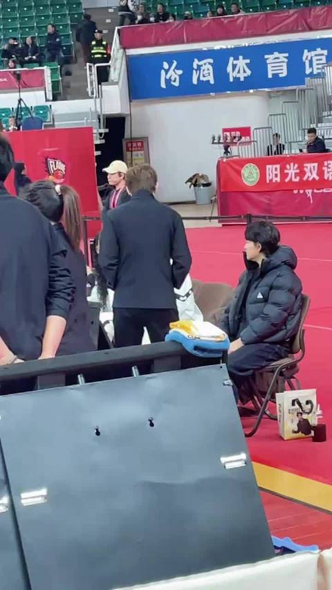 认真练习手势的杨力维，赛场边的小细节也很可爱