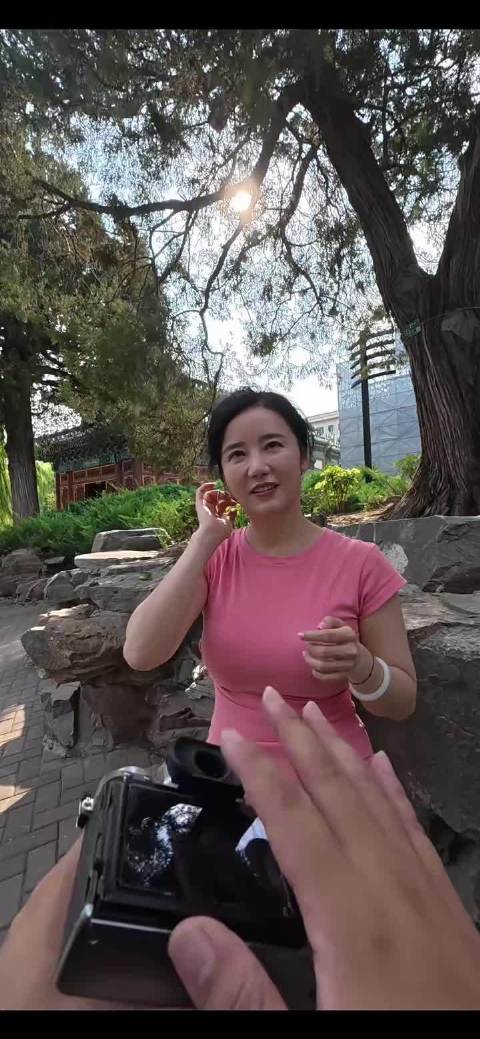 街拍五十多岁姐姐，法拉利老了还是法拉利