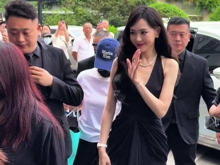 唐嫣美得令人屏息，不愧是众人心中的女神！