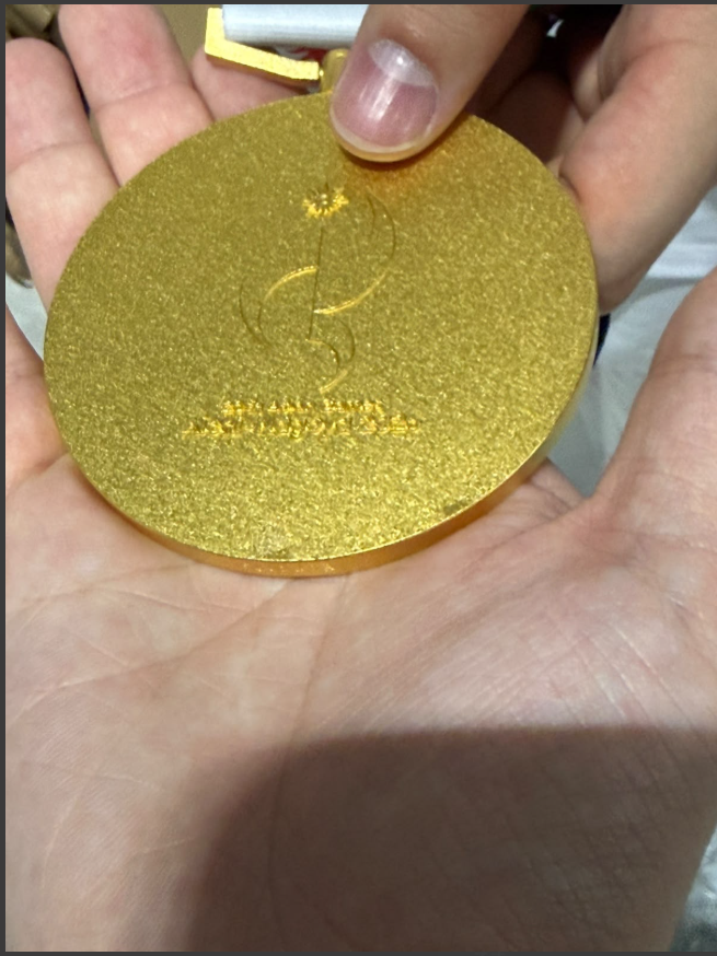 亚组委工作人员向记者提供的有瑕疵的奖牌图片