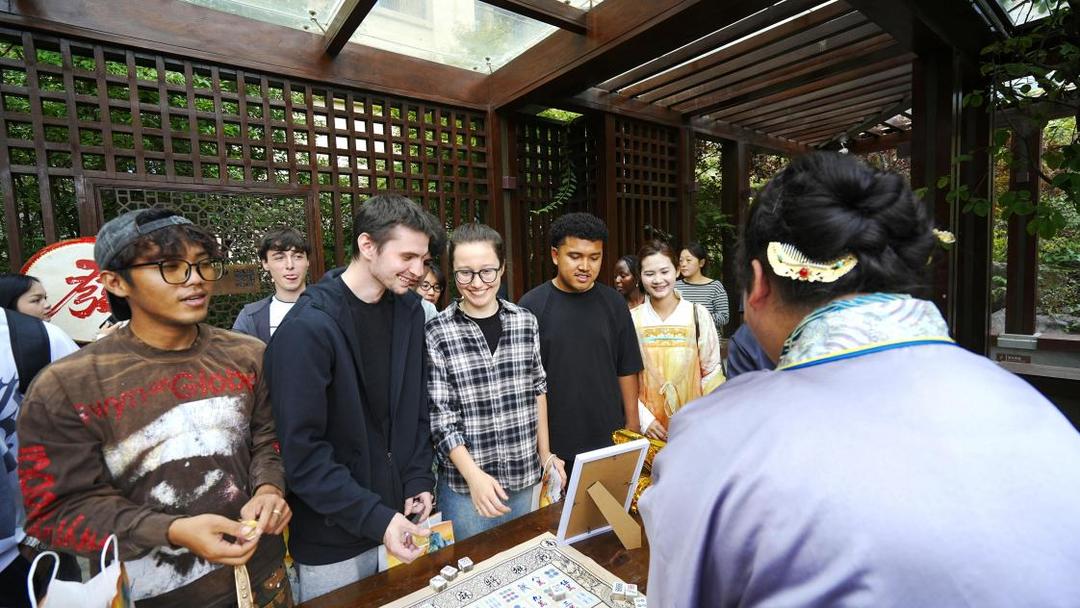 邂逅东方月圆之美!泰安以沉浸式文旅搭建中外青年文化交流桥梁 邂逅东方月圆之美!泰安以沉浸式文旅搭建中外青年文化交流桥梁