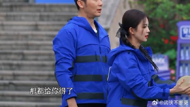 白鹿私下练了吧，五颗水球全砸中沙溢，陈哲远笑得超大声丨奔跑吧