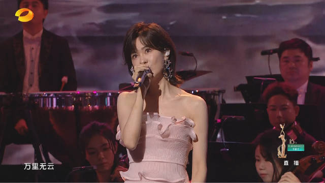 郁可唯金鹰奖16届金鹰节开幕式演唱“盛放”组曲舞台
