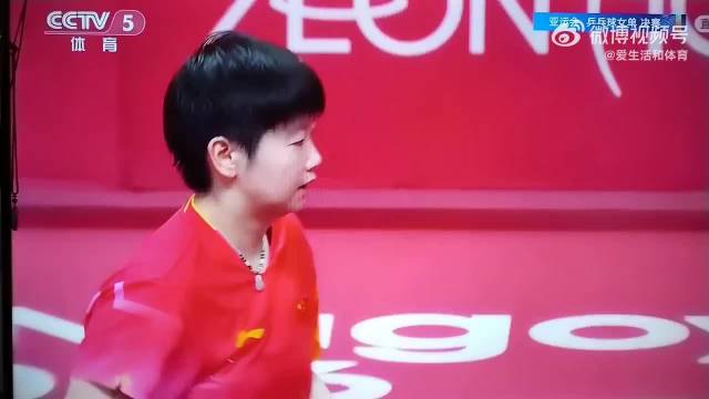 王曼昱战胜孙颖莎夺冠，44年无人卫冕魔咒延续，时隔八年重夺亚运女单金牌 .