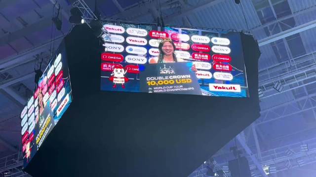 女子100蛙赛后，唐钱婷与教练保障团队拥抱庆祝…