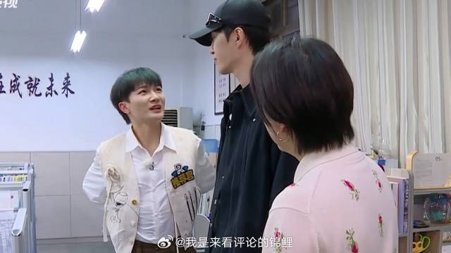 周深带范丞丞重回高中母校 结果黑历史差点被老师全翻出来，周深求放过