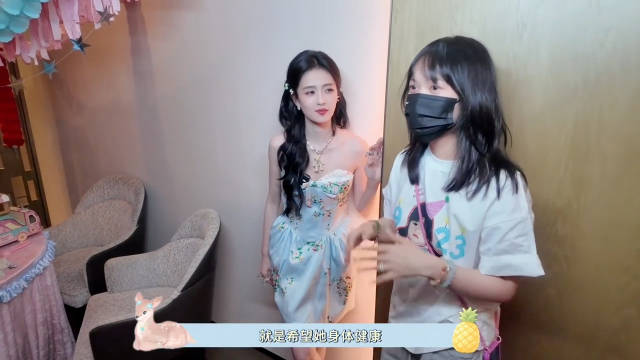 白鹿呵呵隔空亲吻 好有爱的视频