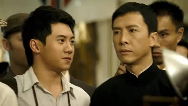 叶师傅，你就像打我一样，打倒他就对了 叶问大战拳王龙卷风