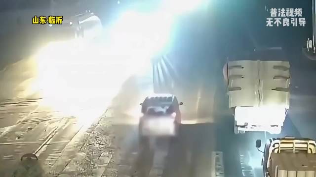 奔驰车猛撞面包车，导致男子高位截瘫