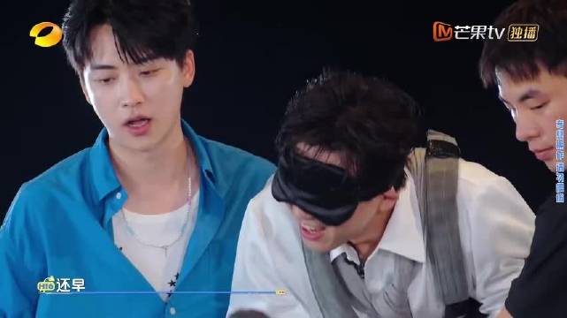 全员合伙演戏骗李现,营造高空蹦极的压迫感,他站在台上