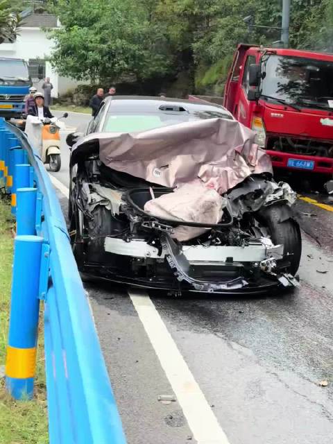 满车的钢板弯道打滑撞上YU7，YU7A柱都是完整的，货车也是运气好撞到小米…