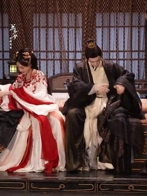 这个吻戏花絮又甜又好笑 珩扫内鱼的圆房花絮 气氛都到了…
