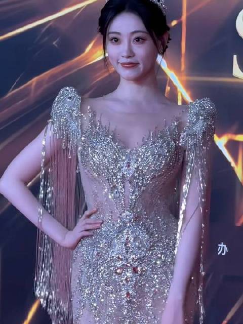 祝绪丹现身搜狐时尚盛典红毯，深V设计搭配流苏与透视元素惊艳全场