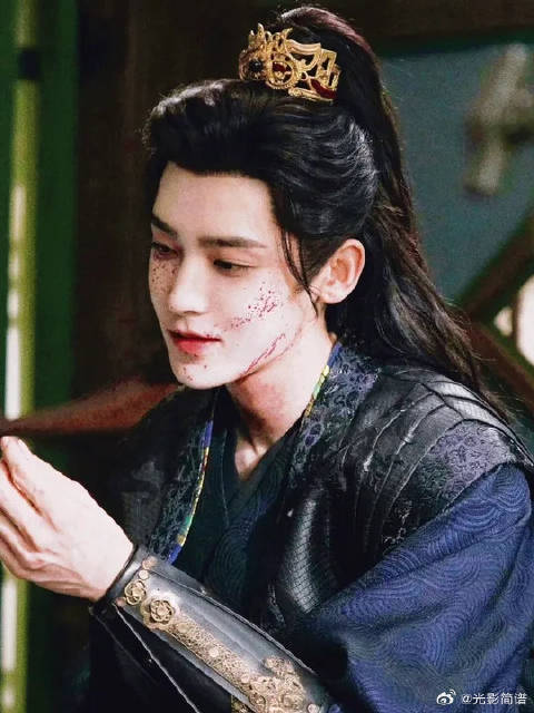 在他看不清的时候，她的脸却瞬间清晰了起来
