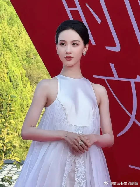 陈都灵红毯优雅瞬间
