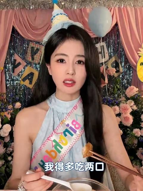 她不过是个稚气未脱的小姑娘，何故要倾泻如此多的恶意？