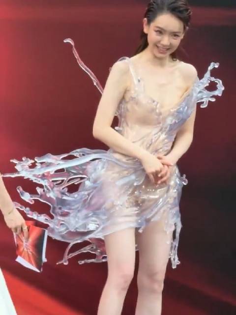 戚薇的3D打印连衣裙 确实很特别，估计也就舞台上能穿吧