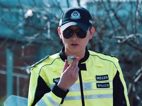 男人竟敢冒充交警指挥交通，胆子太肥了