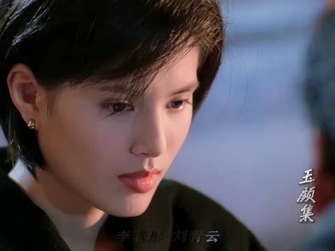 就算李若彤穿着现代装，身上仍保留着迷人的清冷感